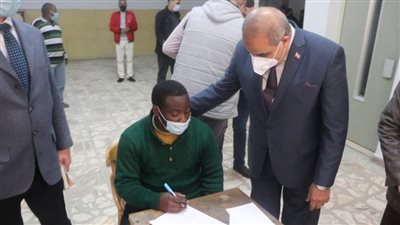 رئيس جامعة الأزهر يحذر الطلاب من الانسياق وراء الشائعات