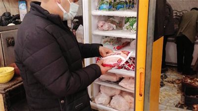 ضبط سلع غذائية منتهية الصلاحية وتشميع مخزن غير مرخص بالبحيرة