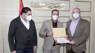 محافظ بني سويف يُكرًم 90 من العاملين بالإدارة المحلية 