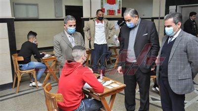 رئيس جامعة كفر الشيخ يتابع سير الامتحانات في الكليات