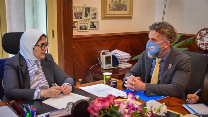 وزيرة الصحة وممثل