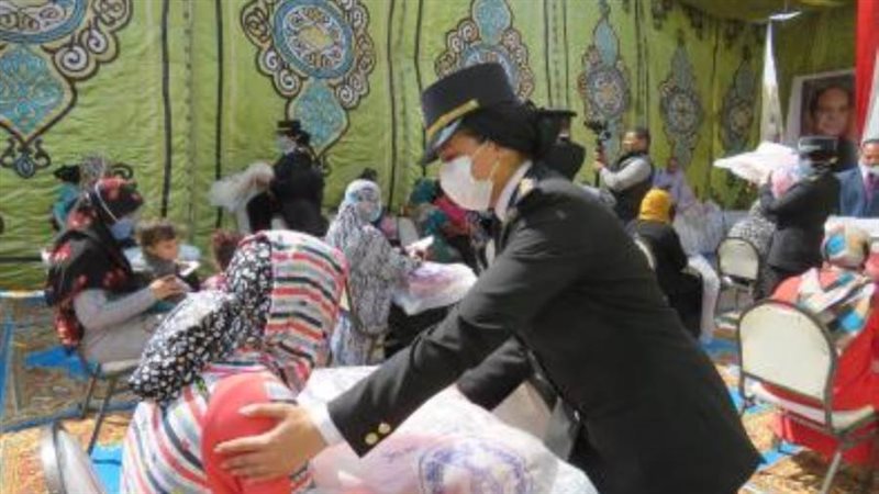 الشرطة تقدم المساعدات