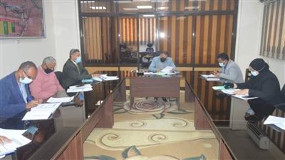 رئيس الوحدة المحلية لمركز الخارجة يتابع تنفيذ المشروعات الاستثمارية 