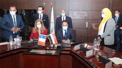 وزير النقل وسفير فرنسا يشهدان توقيع عقد إدارة وتشغيل وصيانة القطار الكهربائي