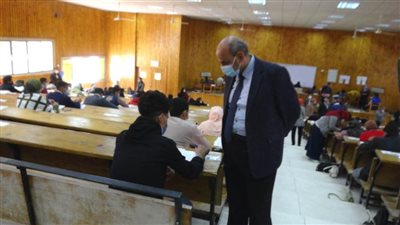 رئيس جامعة المنيا يتفقد لجان الامتحانات بكليات السياحة والألسن والآداب
