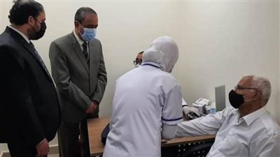 محافظ الإسماعيلية يشهد تطعيم الجرعة الأولى من لقاح فيروس كورونا لكبار السن 