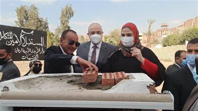 القباح وغنيم يضعان حجر أساس مجمع  الخدمات المتكاملة