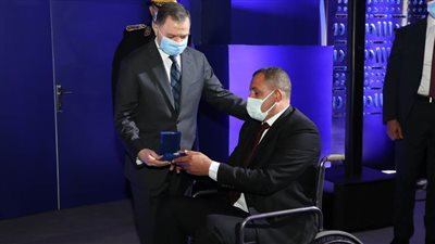 الداخلية  تكرم عددا من أسر الشهداء والمصابين والمتميزين من رجال الشرطة...