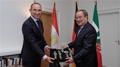 السفير المصري ببرلين يتسلم أربع قطع أثرية مهربة