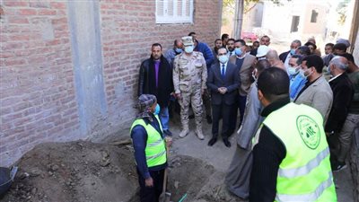 نائب محافظ سوهاج يتفقد مشروع الصرف الصحى بـ 