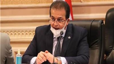 وزير التعليم العالي يستعرض تقريرا حول المشروعات المقامة بجامعة السويس 