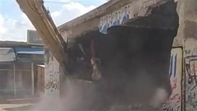 إزالة مبنى قديم بمجمع مواقف أبو المطامير