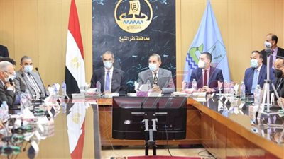 طلعت يستعرض مشروعات الاتصالات وتكنولوجيا والبريد بكفر الشيخ