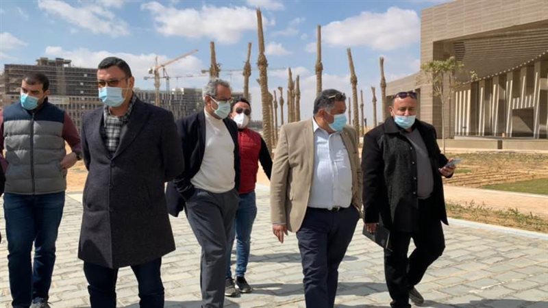 مسئولوالإسكان يقومون