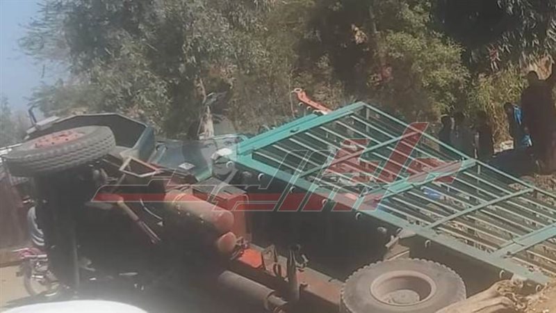 انقلاب سيارة أنابيب