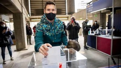 شاهد.. ليونيل ميسي يشارك في انتخابات رئاسة نادي برشلونة 