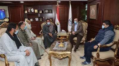 محافظ بني سويف يستقبل بعض أسر الشهداء لبحث مطالبهم 