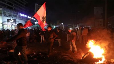 لبنان.. قطع الطرقات في جميع أنحاء البلاد احتجاجا على تردي الأوضاع المعيشية وتدهور العملة