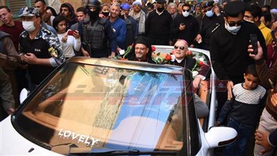 بالطبل البلدي والورود.. مسلمو وأقباط أبوقرقاص بالمنيا يستقبلون سفير الفاتيكان.. (صور)