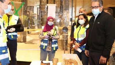 وزير السياحة والآثار يتابع وضع قطع توت عنخ آمون بالمتحف الكبير 