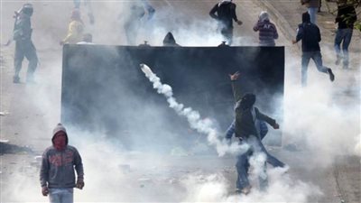 إصابة عشرات الفلسطينيين بالاختناق خلال وقفة احتجاجية ضد تجريف الأراضي بالخليل