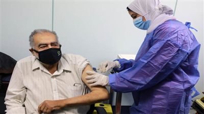 محافظا شمال سيناء ودمياط يشهدان تطعيم كبار السن وأصحاب الأمراض المزمنة بلقاح فيروس كورونا