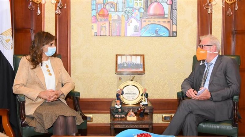 السفيرة نبيلة مكرم