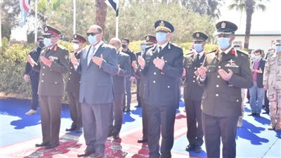 محافظ أسيوط يشارك قائد المنطقة الجنوبية العسكرية وضع إكليل من الزهور على النصب التذكاري