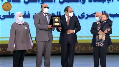 الرئيس السيسي يكرم الطبيب محمود سامي قنيبر الذي أصيب أثناء مواجهة جائحة كورونا