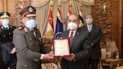 رئيس جامعة أسيوط يُثمن تضحيات الشهداء من رجال القوات المسلحة فى حماية الوطن