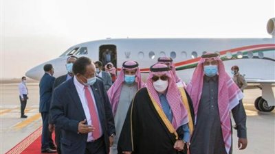 رئيس وزراء السودان يصل إلى الرياض