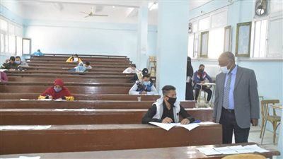نائب رئيس جامعة الوادى لشئون الدراسات العليا يتفقد لجان الامتحانات