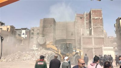 انهيار عقار بحي أول الإسماعيلية والبحث عن أحد السكان تحت الأنقاض