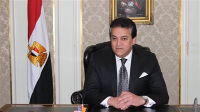 وزير التعليم العالي يستعرض تقريرًا حول المشروعات المقامة بجامعة أسوان 