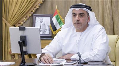 وزير الداخلية الإماراتي يلتقي برئيس الوزراء الماليزي