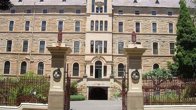 هنا أغتصب توني