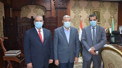 عقب ترقيته رئيسا للبعثة المصرية للري بدولة أوغندا.. محافظ المنيا يكرم وكيل وزارة الري  