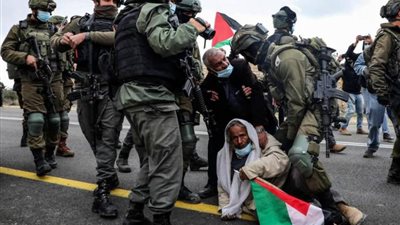 الاحتلال الإسرائيلي يقمع وقفة تضامنية مع أهالي عين البيضا جنوب الخليل