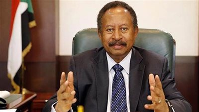 رئيس الوزراء السوداني يؤدي مناسك العمرة