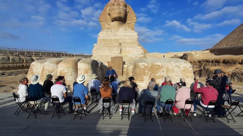 حواس يستقبل أول وفد