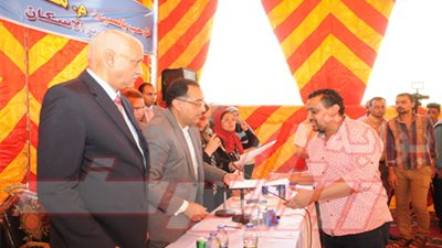 وزير الإسكان ومحافظ السويس يسلمان عقود 3 آلاف وحدة سكنية بالإسكان الاجتماعى بـ