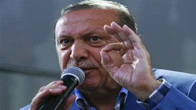 أردوغان يطالب بعدم التأخير في إعدام المتمردين عليه.. ويطالب أنصاره بالبقاء في الميادين