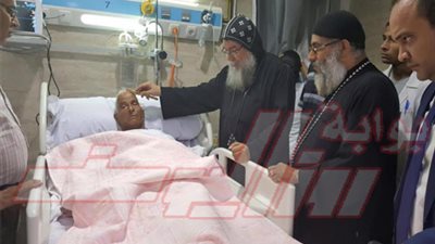 الأنبا مكاريوس يزور المصابين بأحداث قرية طهنا الجبل