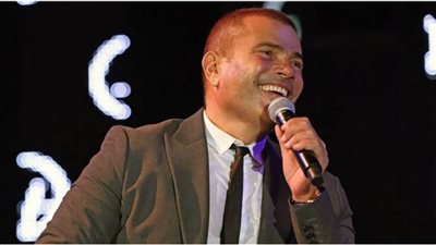 شاهد عمرو دياب يسقط على المسرح خلال حفله