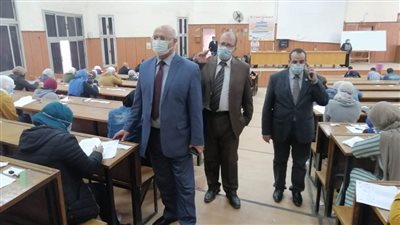 المشرف على قطاع خدمة المجتمع بجامعة بنها يتفقد سير الامتحانات 