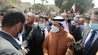 سفير الإمارات يصل إلي المنيا في قطار !!