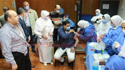 بدء تطعيم الأطقم الطبية بجامعة المنوفية بلقاح كورونا