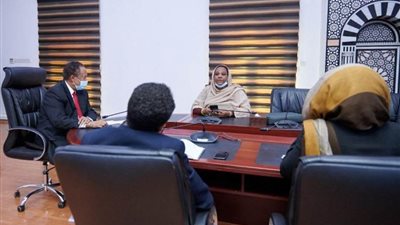 رئيس وزراء السودان يوجِّه بالتشاور الواسع حول مشروع قانون النقابات الجديد