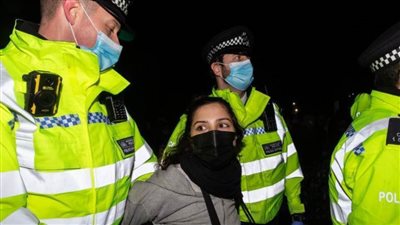 الشرطة البريطانية تسحل وتكبل المتظاهرات بالأغلال في ساحة جلاسكو.. (فيديو وصور)