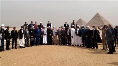 120 شخصية من أعضاء المؤتمر الإسلامي في زيارة للأهرامات